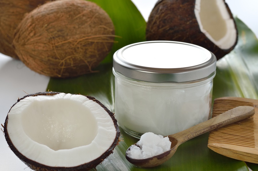 coconuts-Coconut-oil-on-spoon